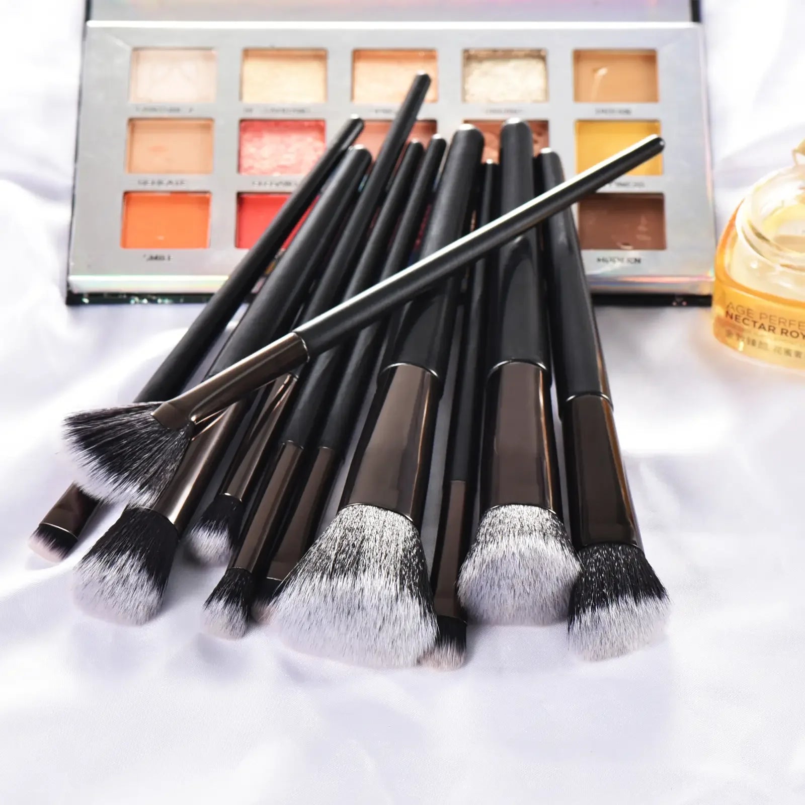 makeup brush set, including foundation, contouring, eyeshadow, eyeliner, eyebrow brush and other makeup tools